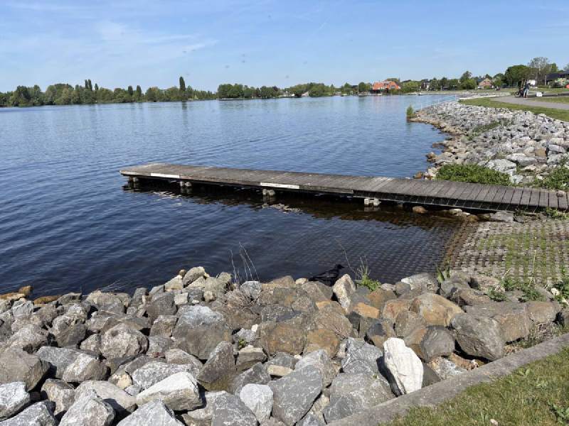 Westeinderplassen 湖邊的石堤和木棧板。