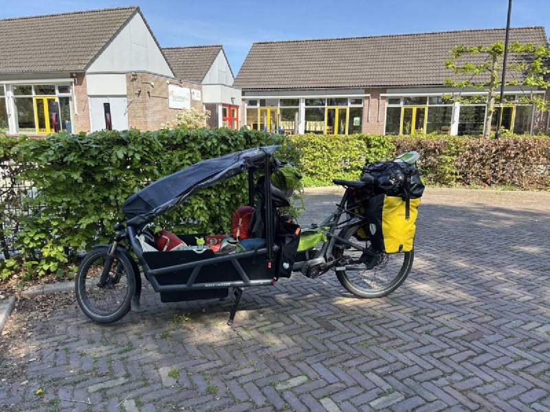 Kockengen 村裡的貨運單車(bakfiets),貨斗罩著遮雨棚。