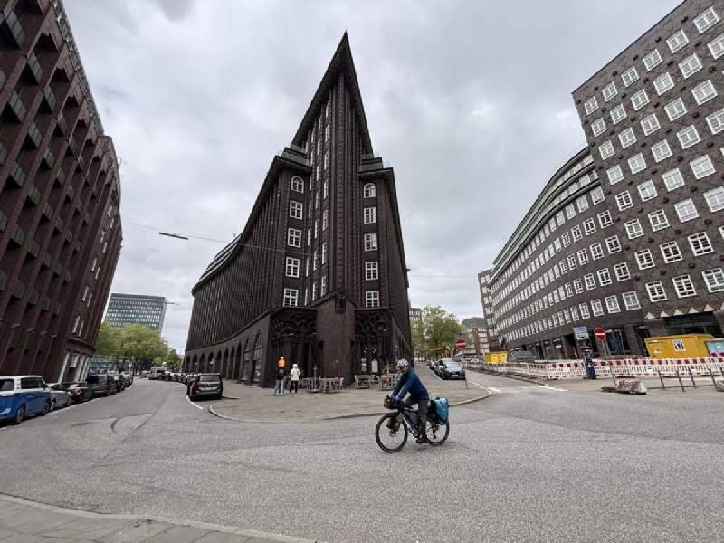 騎過 Chilehaus 前,尖角像船頭。