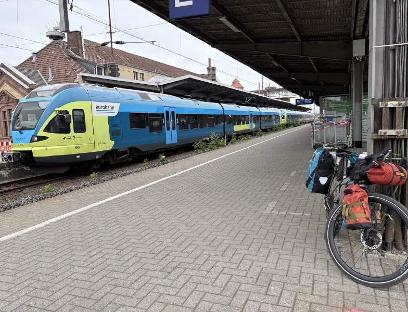 5/4 早上,Osnabrück 月台,對面是 eurobahn 的區間車。