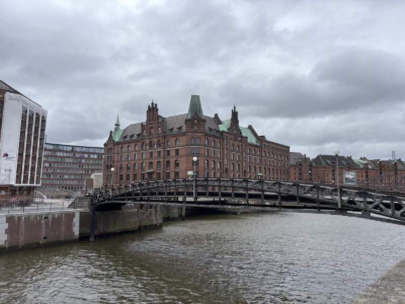 倉庫城 Speicherstadt,紅磚倉庫和鐵橋。