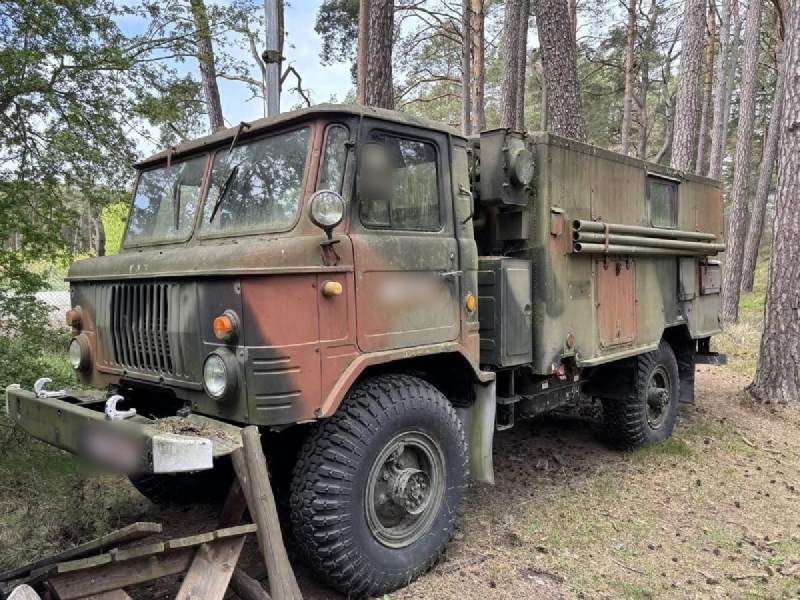 迷彩的軍用卡車。
