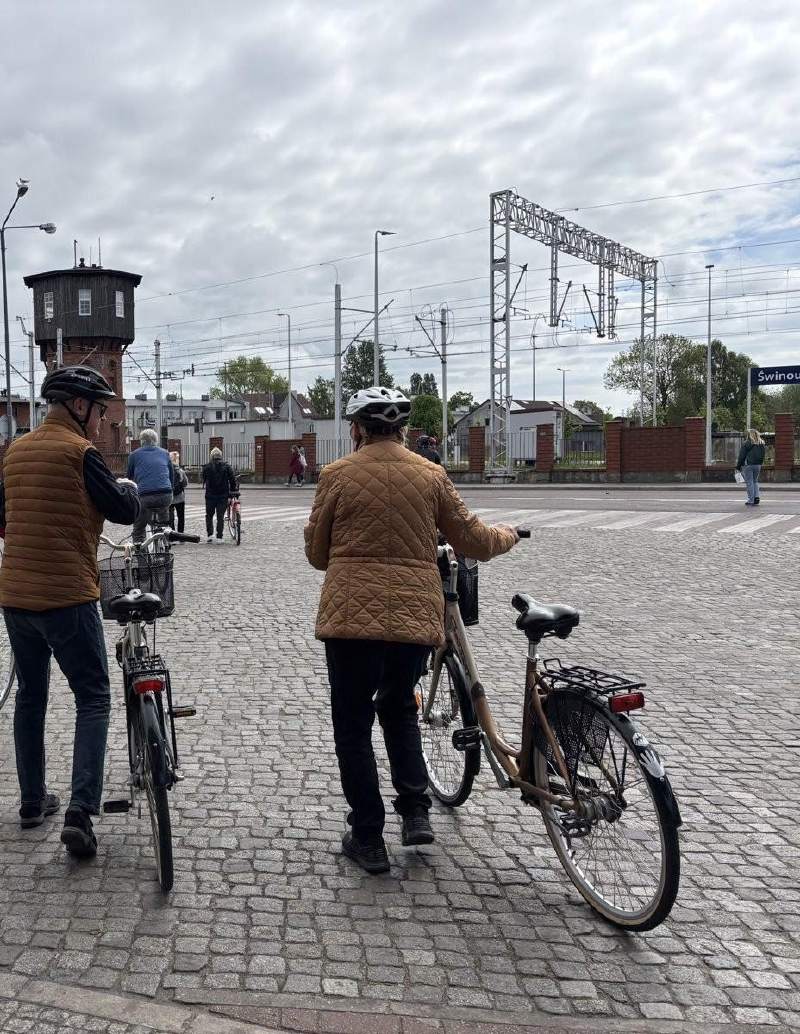Świnoujście 車站前,兩位牽著車等過馬路。