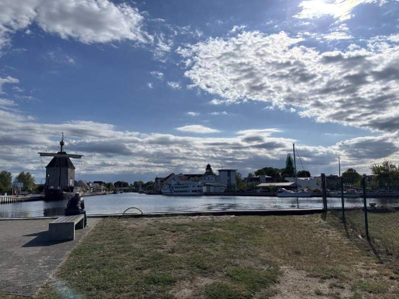 Ueckermünde 港口的木造帆船。
