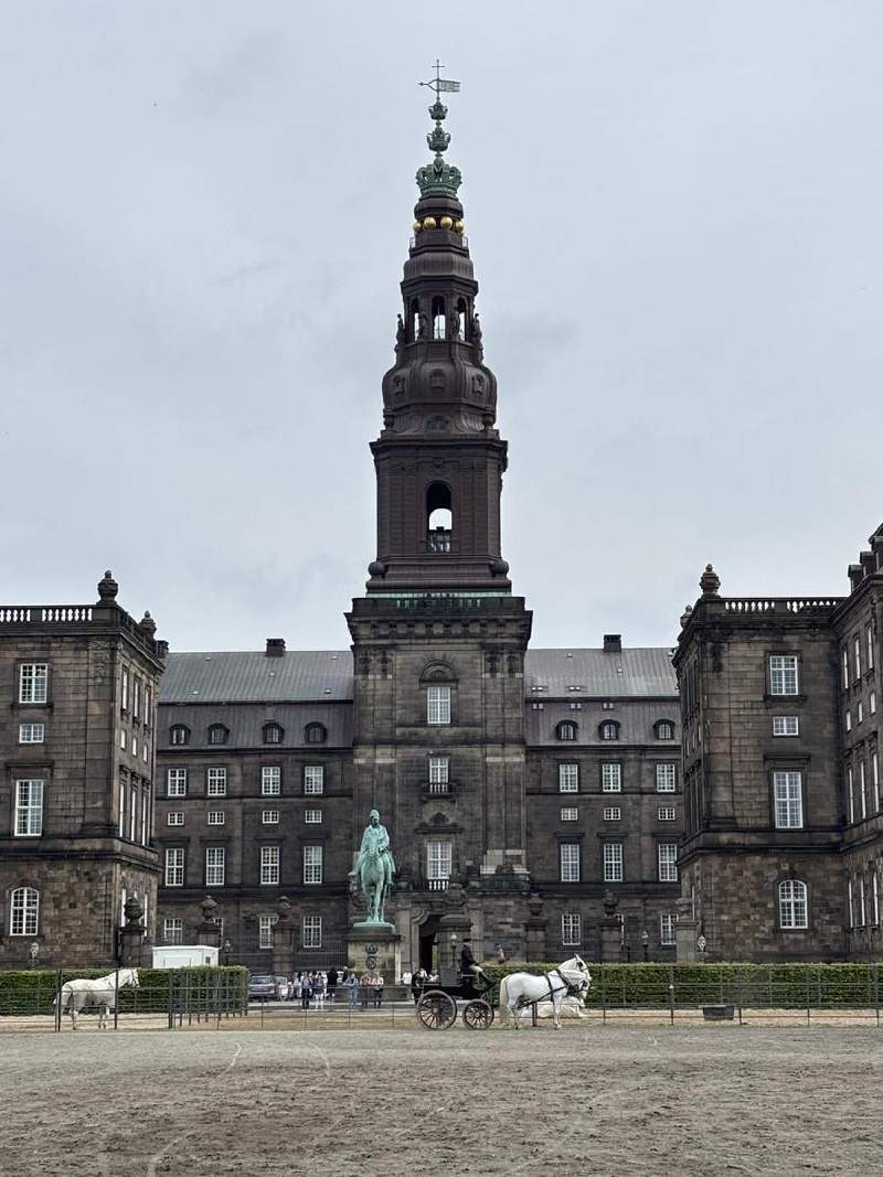 Christiansborg 宮,前面的騎馬場。