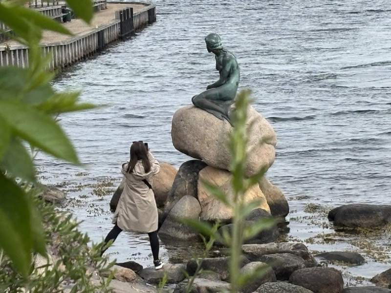小美人魚,前面一位遊客在拍她。