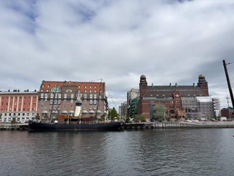 Malmö 港邊的老汽船,對岸的紅磚樓頂著兩座塔。