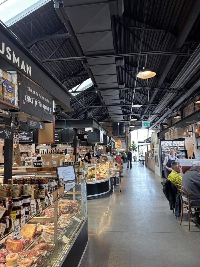 Saluhall 市場,舊貨運站的鐵架屋頂。