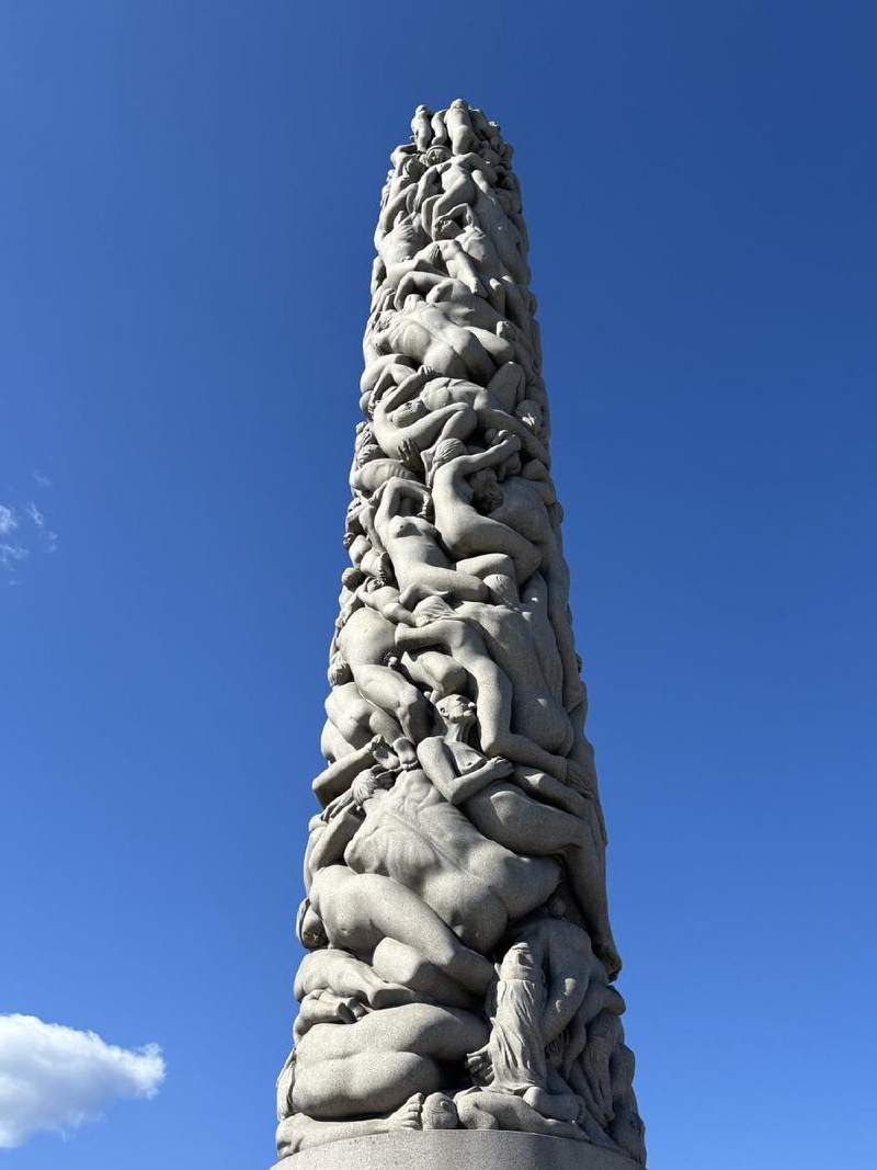 Monolith,一整塊花崗岩刻出 121 個人。