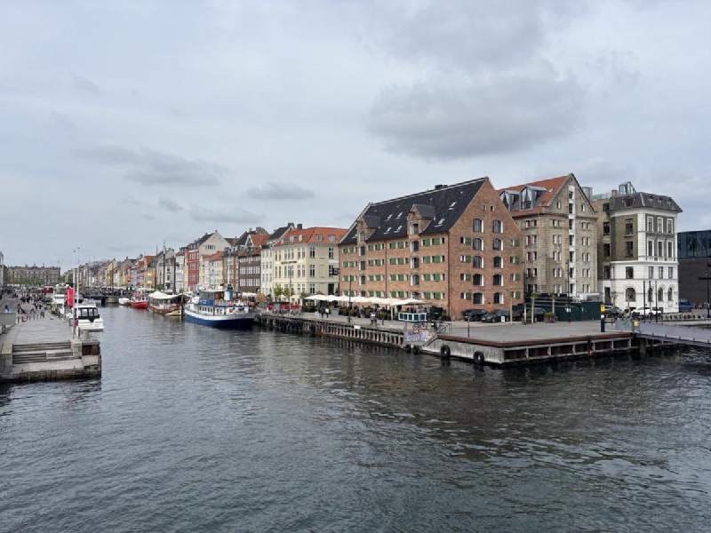 Nyhavn 外的港道,岸邊的磚造老倉庫。