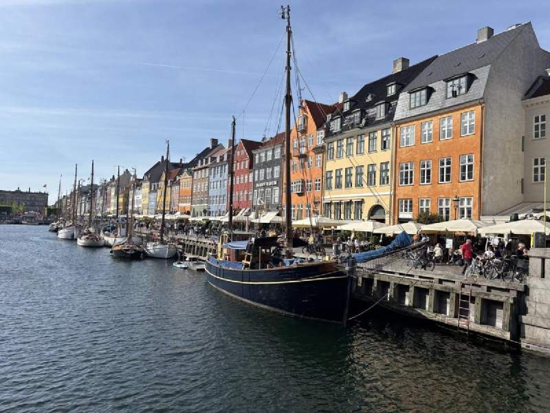 Nyhavn,彩色的房子和老帆船。