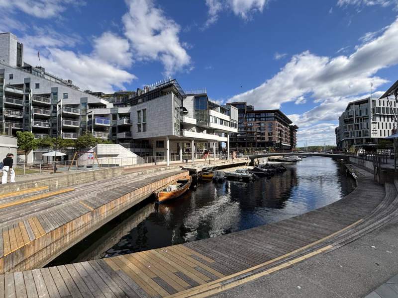 Aker Brygge 一帶的木棧道和新大樓。