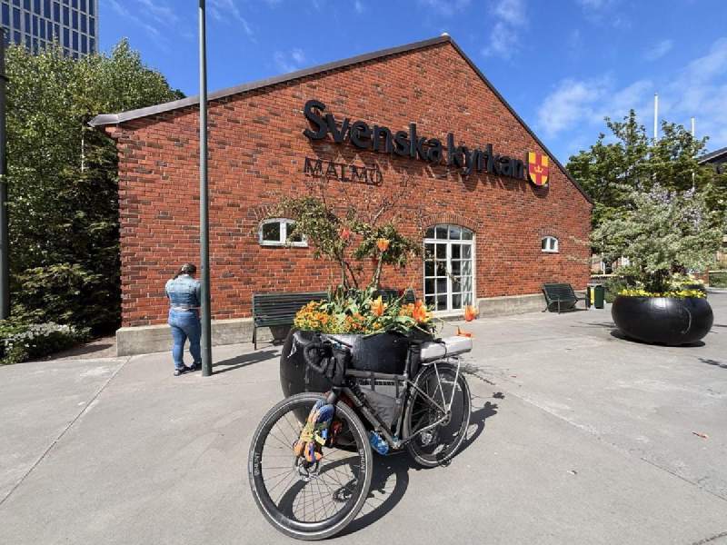 Svenska kyrkan 門口,車靠在鬱金香的花盆邊。