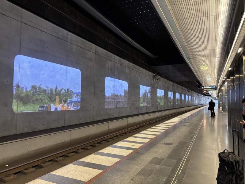Malmö C 地下層的月台,牆上投影的風景。