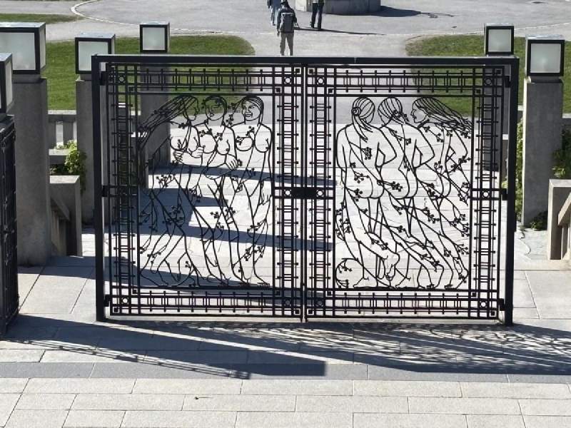 Vigeland 公園的鐵門,鏤空的人形和花。