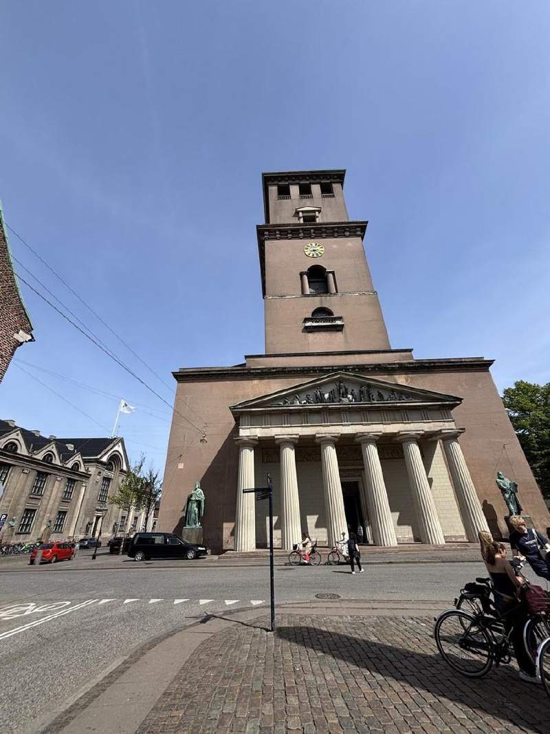 Vor Frue Kirke 的方塔和柱廊,門口停的都是單車。