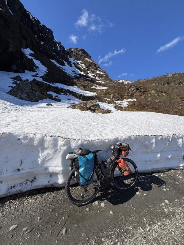 2025 歐洲十國——第五站 Rallarvegen:火車上高原,雪牆中騎下 Flåm
