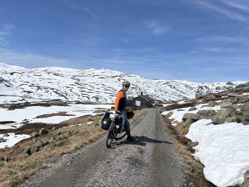 碎石路,白色的山和雪地。
