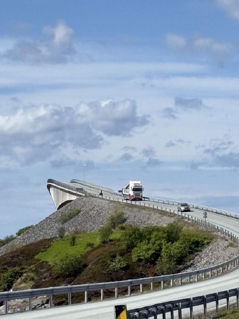 最陡的彎橋,橋上有車。