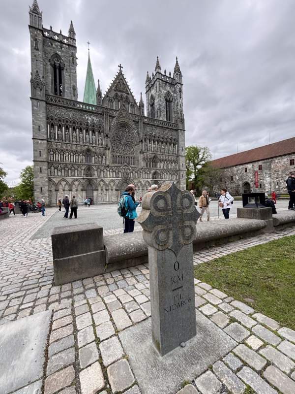 2025 歐洲十國——第十站 特隆赫姆 Trondheim:快船抵達,走進 Nidaros 大教堂,在朝聖中心蓋章