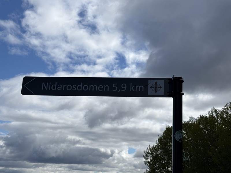 路標:Nidarosdomen 5,9 km。