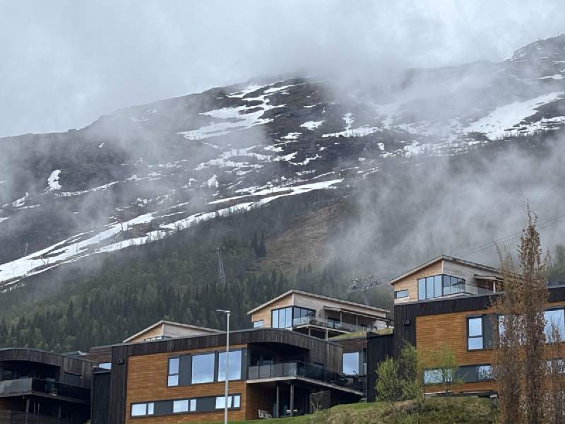 12:55,Narvik,雲霧壓在雪山上。