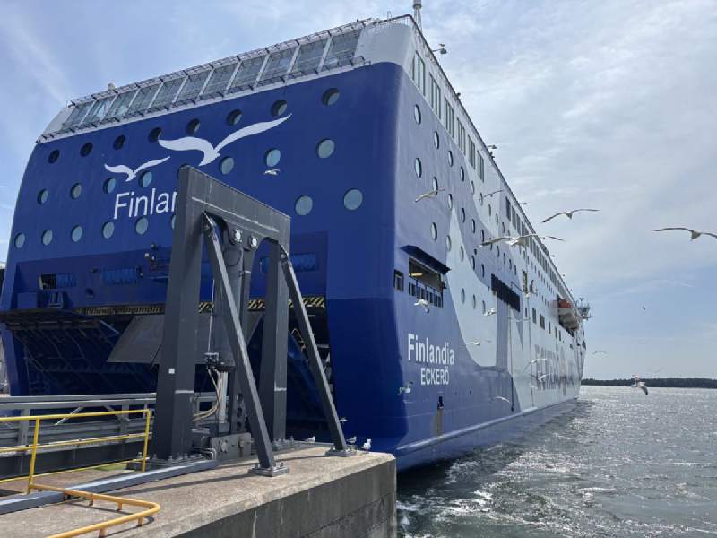 西港的 Finlandia 號,船邊有海鷗。