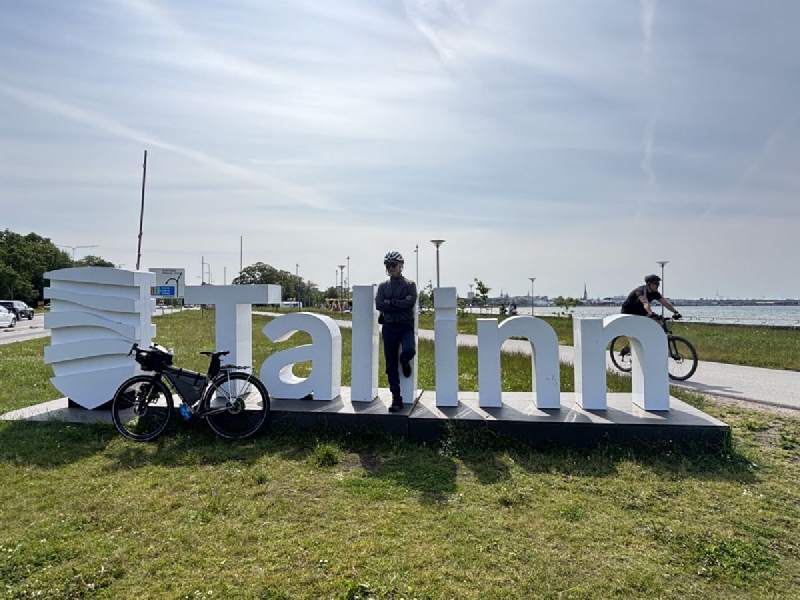 海邊草地上的 Tallinn 字牌。