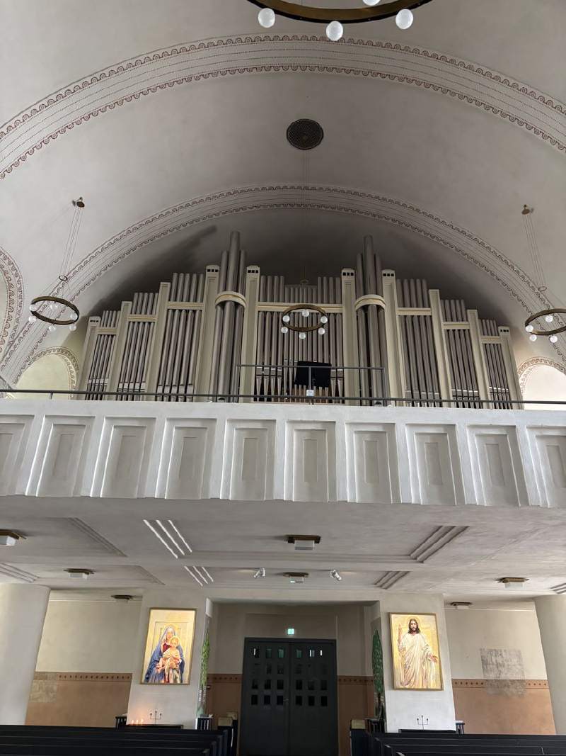 教堂裡的管風琴。