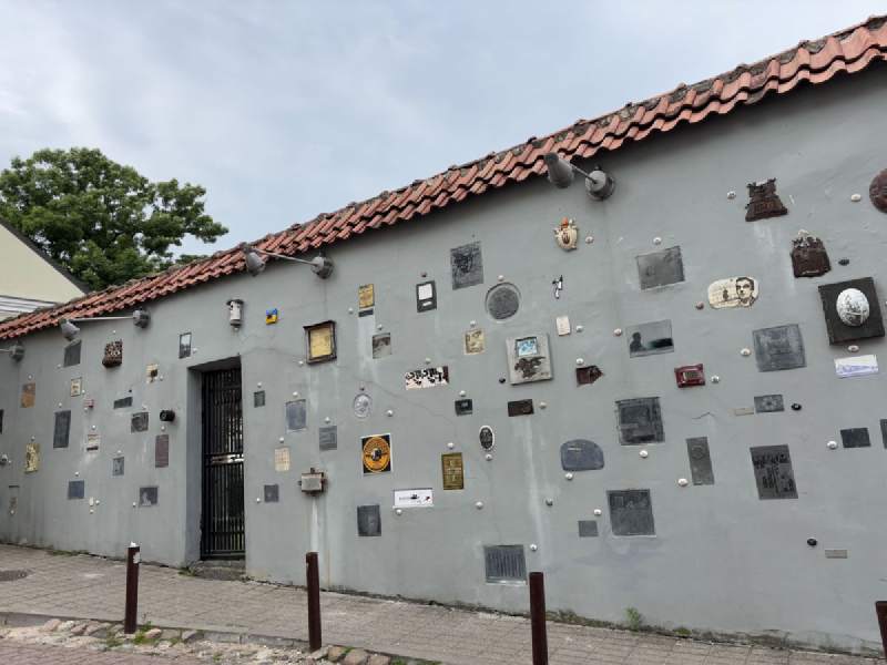 Literatų 街滿牆的小牌子。