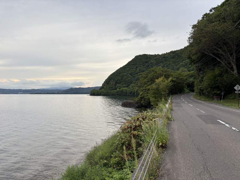 16:51,沿湖的路。