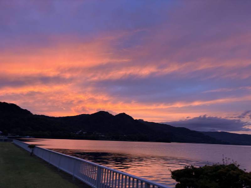 18:05,湖面上的倒影。