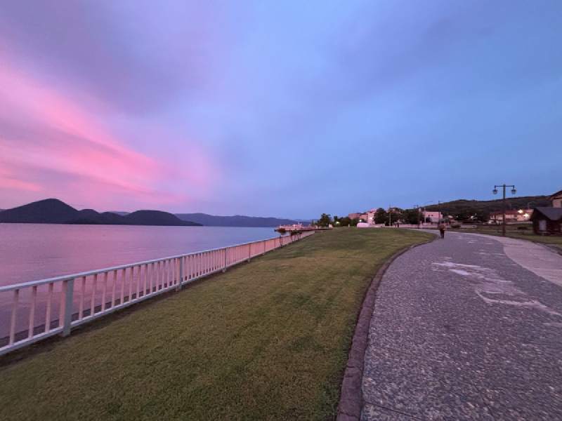 18:07,湖邊的步道。