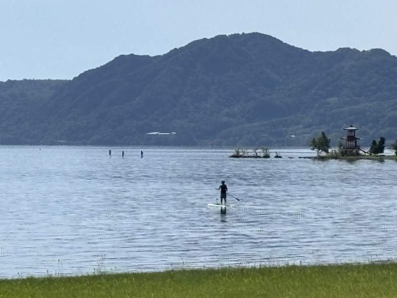 11:38,有人在湖上划立槳。
