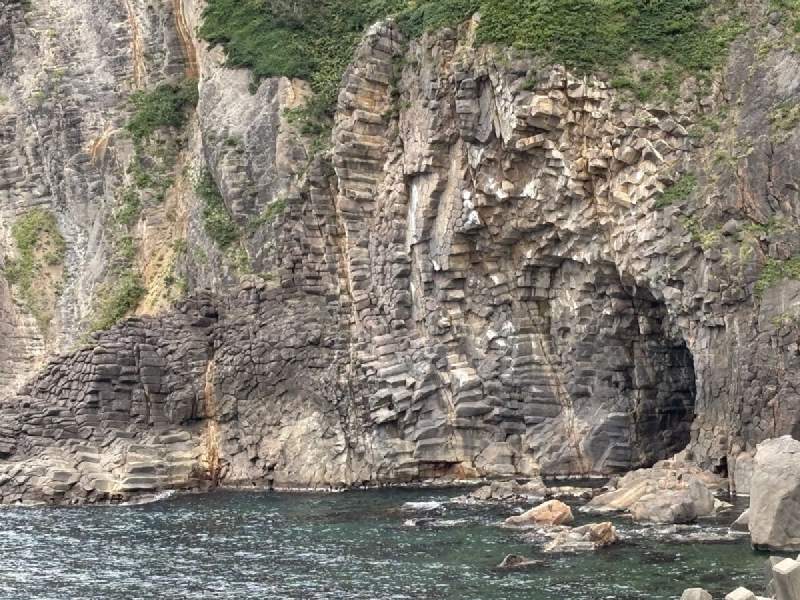 10:46,海邊的岩壁。
