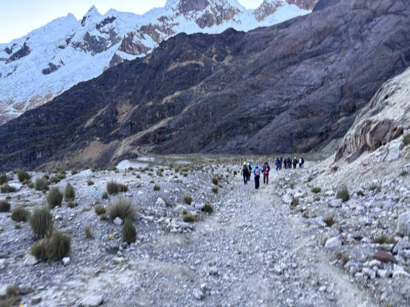 06:28,這天的第一張照片:碎石路往山谷裡去,雪峰在左邊。