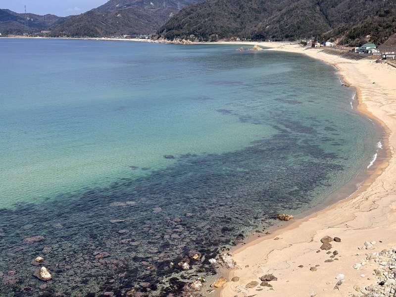 敦賀半島西側,菅浜的ダイヤ浜往水晶浜的方向,三月底沒有人的白沙灘。
