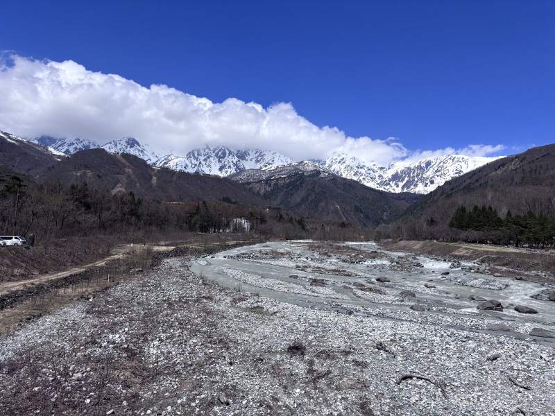 10:29,松川的河床和雪峰,雲壓在山頭上。
