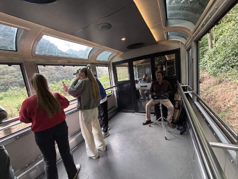 最後面那節開放式觀景車廂:大家站到窗邊看河谷,角落有人現場彈唱。