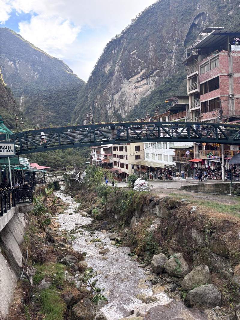 熱水鎮:一條河從鎮中間穿過,兩岸都是旅館和餐廳,後面就是陡峭的山。