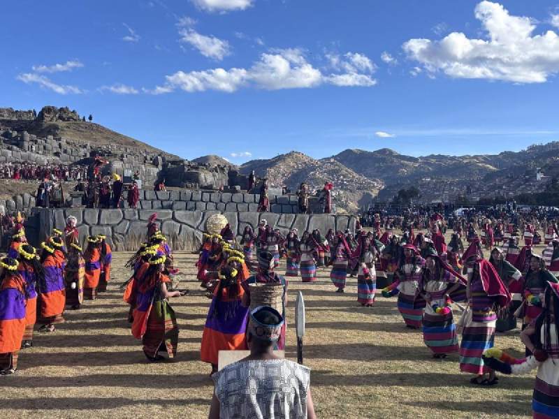 太陽祭在 Sacsayhuamán 的草地上演出。